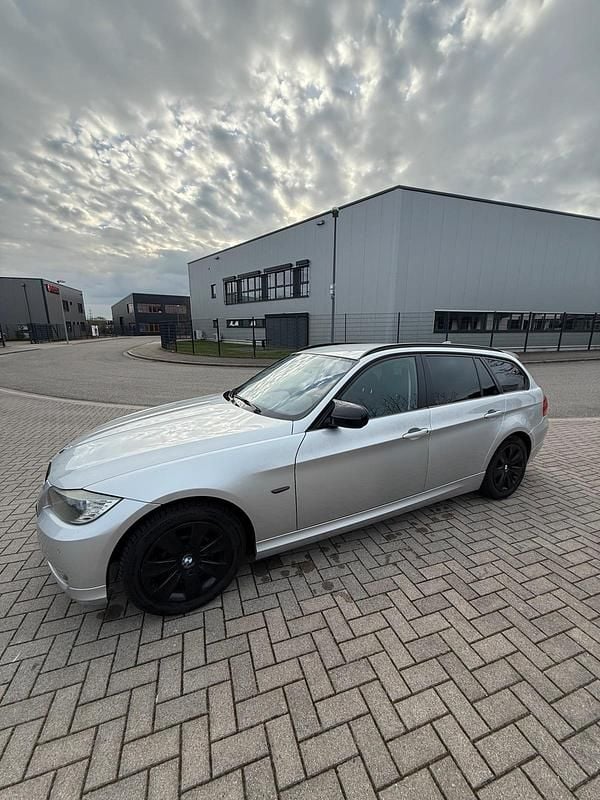 Gebraucht BMW 318 143 PS (105 kW) 2010 Silber Kombi
