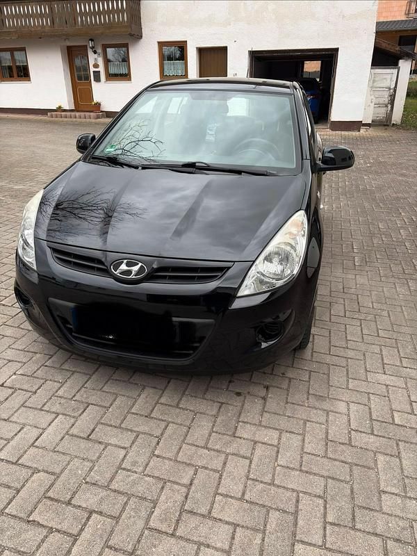 Gebraucht Hyundai i20 78 PS (57 kW) 2012 Schwarz Kleinwagen