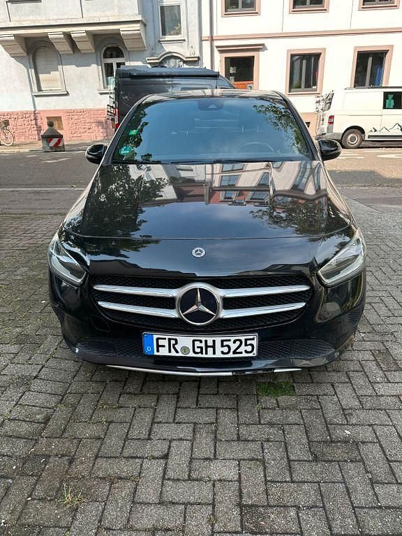 Schwarz Gebraucht 2020 Mercedes B200 Van / Kleinbus | 8.880 € (Superpreis) - Bild 1/4
