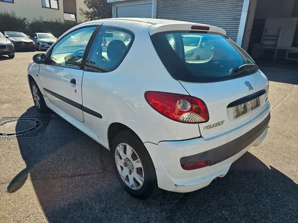 Gebraucht Peugeot 206 75 PS (55 kW) 2009 Weiß Limousine