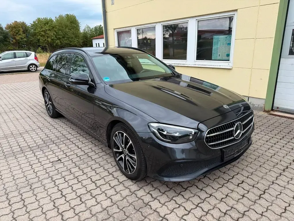 Gebraucht Mercedes E220 Avantgarde 194 PS (142 kW) 2021 Schwarz Limousine