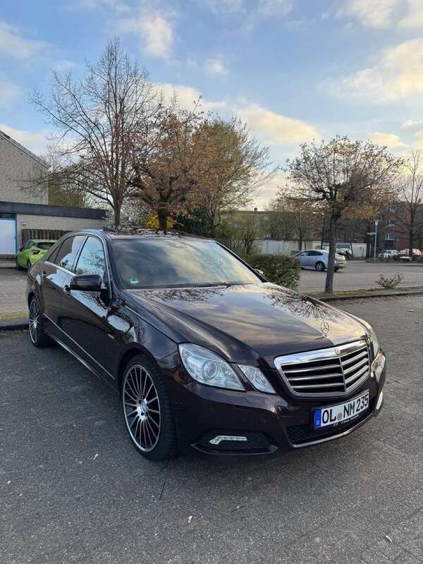 Andere außenfarben Gebraucht 2010 Mercedes E220 Avantgarde Limousine | 6.500 € (Superpreis) - Bild 1/4