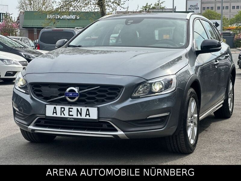 Osmium grey / metallic Gebraucht 2016 Volvo V60 CC Momentum Kombi | 19.999 € (Teuer) - Bild 1/4