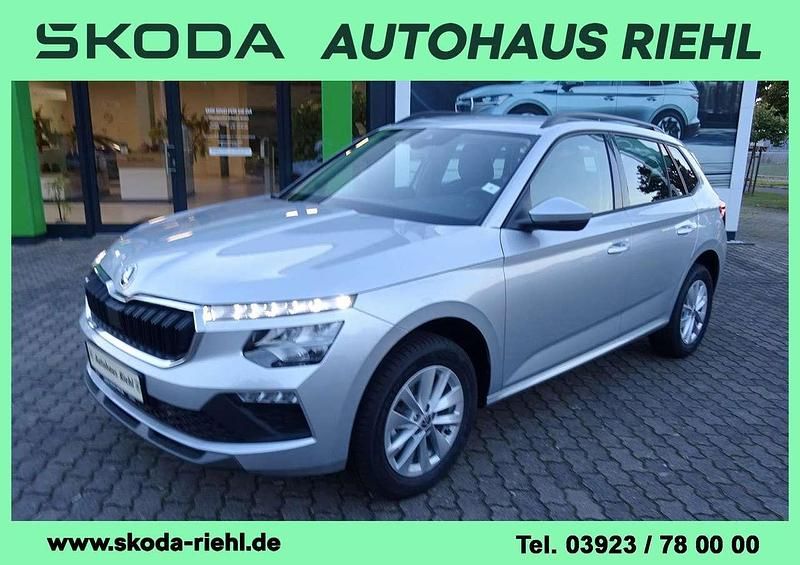 Brilliantsilber metallic Neu 2025 Skoda Kamiq Selection SUV | 23.490 € (Superpreis) - Bild 1/4