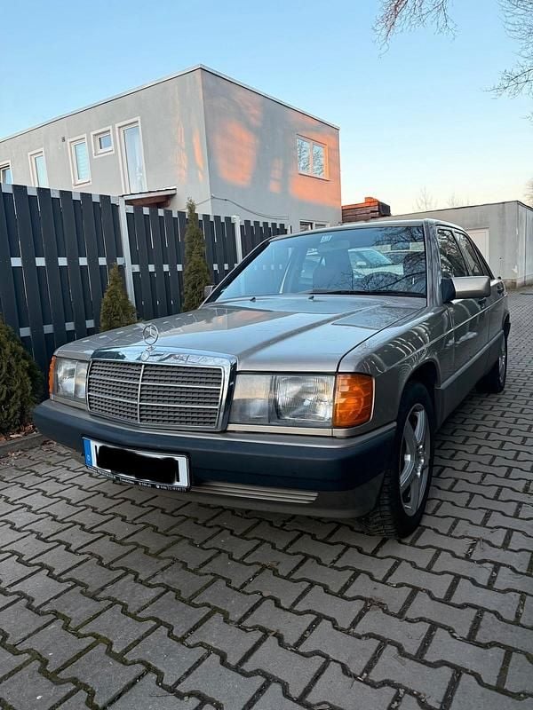 Braun Gebraucht 1990 Mercedes 190 Limousine | 7.999 € - Bild 1/4