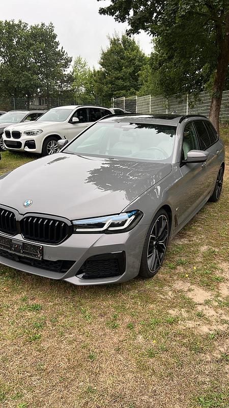 Grau Gebraucht 2022 BMW 540 M Sport Kombi | 39.000 € (Fairer Preis) - Bild 1/3