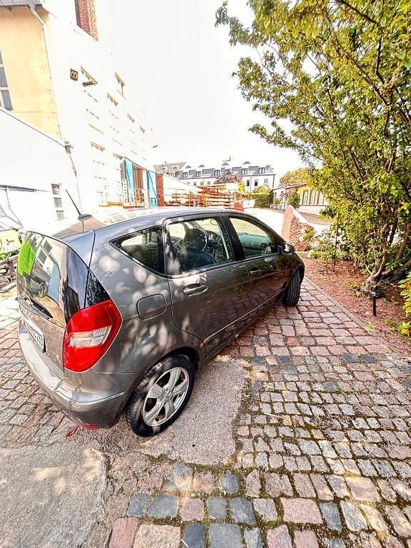 Grau Gebraucht 2011 Mercedes A180 Elegance Van / Kleinbus | 11.500 € - Bild 1/4