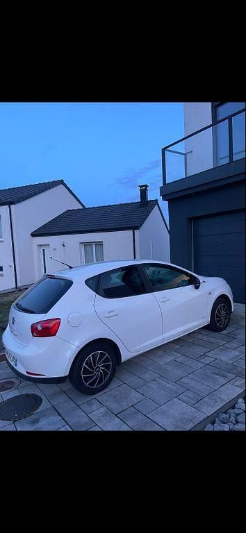 Weiß Gebraucht 2011 Seat Ibiza Style Limousine | 3.600 € (Fairer Preis) - Bild 1/4