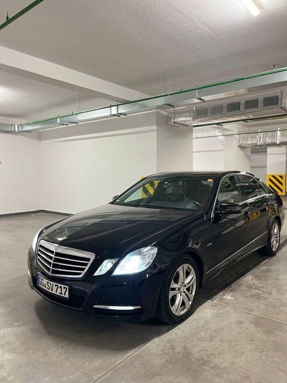 Schwarz Gebraucht 2010 Mercedes E250 Limousine | 11.400 € (Teuer) - Bild 1/4