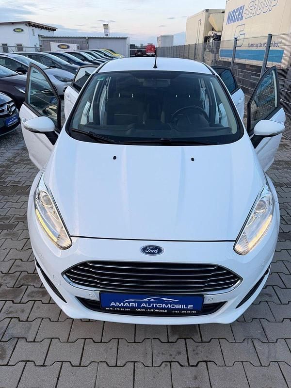 Gebraucht Ford Fiesta Trend 101 PS (74 kW) 2015 Weiß Kleinwagen