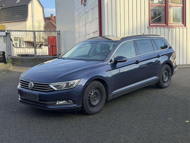 Night blue metallic Gebraucht 2016 VW Passat Comfortline Kombi | 8.995 € (Guter Preis) - Bild 1/4