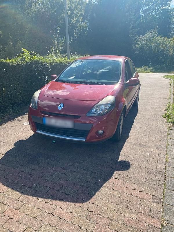Rot Gebraucht 2011 Renault Clio II Kleinwagen | 3.100 € (Fairer Preis) - Bild 1/4