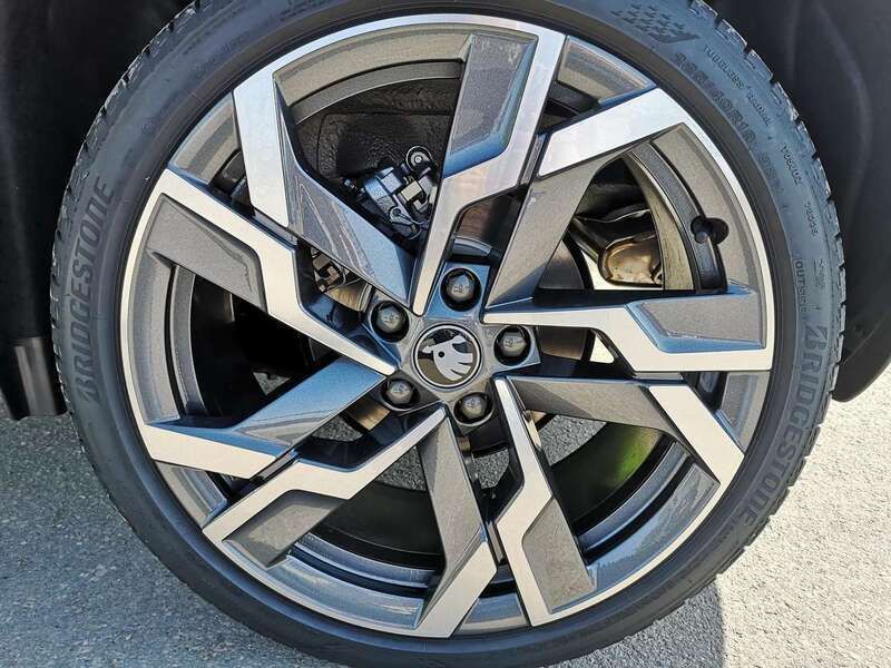 Reflexsilber metallic Neu 2025 Skoda Karoq SportLine SUV | 42.690 € (Etwas zu teuer) - Bild 1/1
