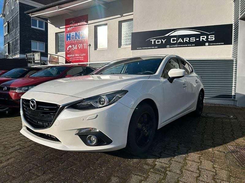 Satinweiss metallic (metallic) Gebraucht 2016 Mazda 3 Sports-Line Limousine | 9.290 € (Fairer Preis) - Bild 1/4