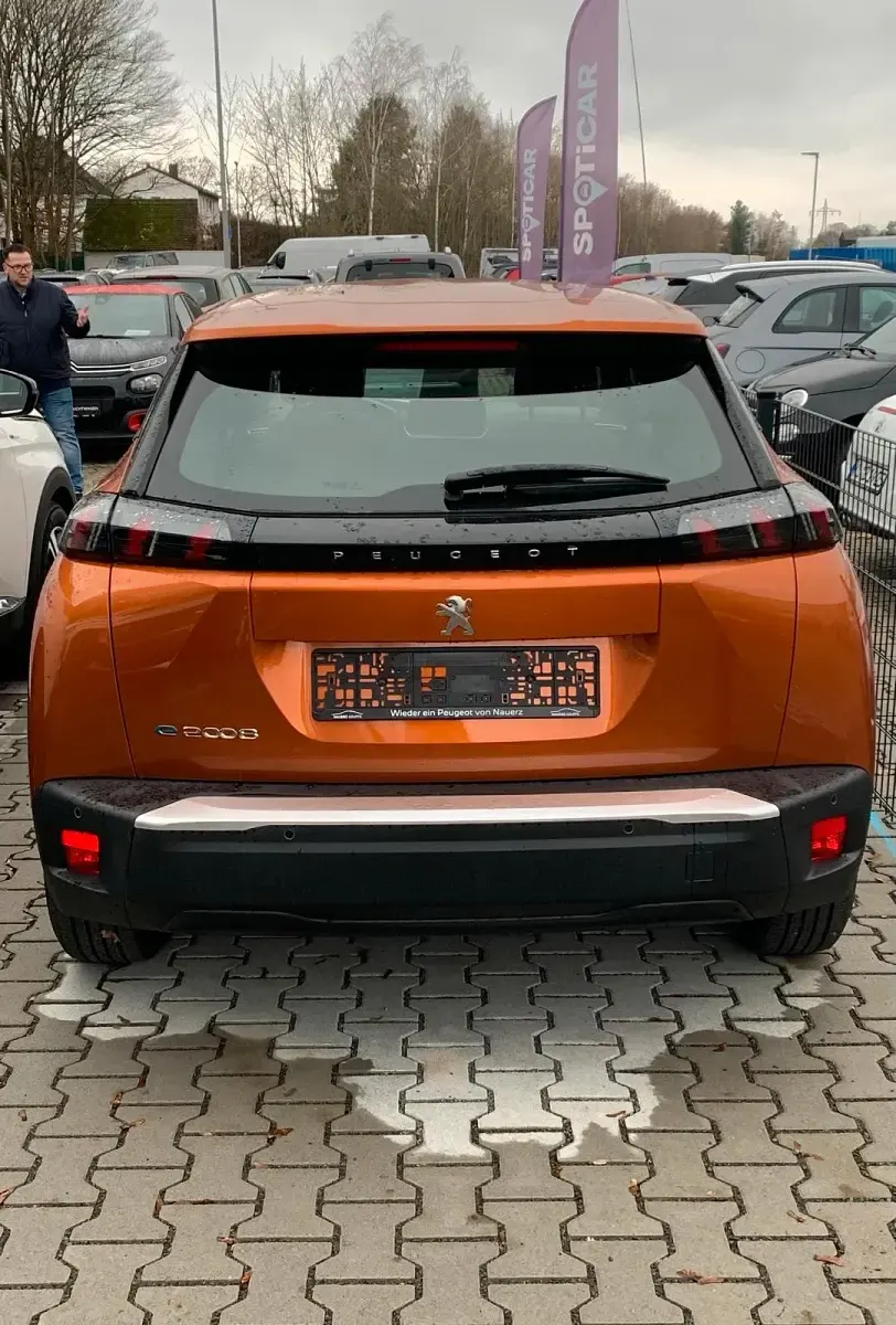 Gebraucht Peugeot e-2008 Active 100 kW (136 PS) 2023 Orange SUV