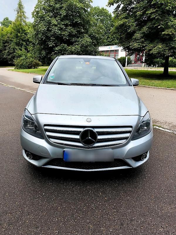 Silber Gebraucht 2014 Mercedes 180 Limousine | 9.000 € - Bild 1/4