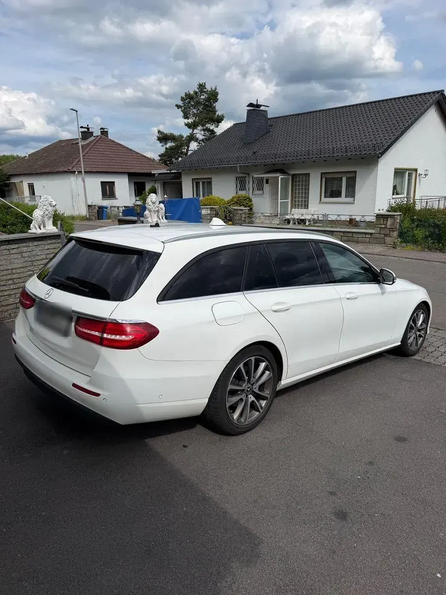 Gebraucht Mercedes E220 194 PS (142 kW) 2020 Weiß Limousine