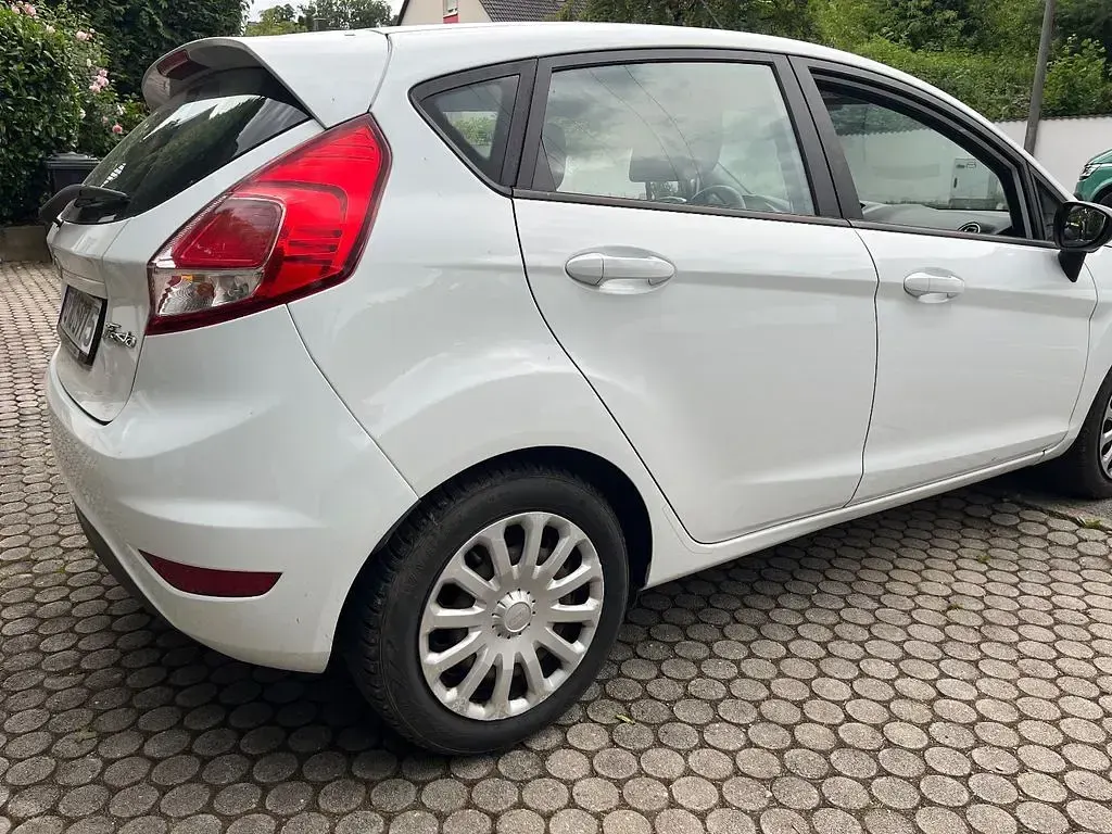 Gebraucht Ford Fiesta Trend 82 PS (60 kW) 2013 Weiß Limousine