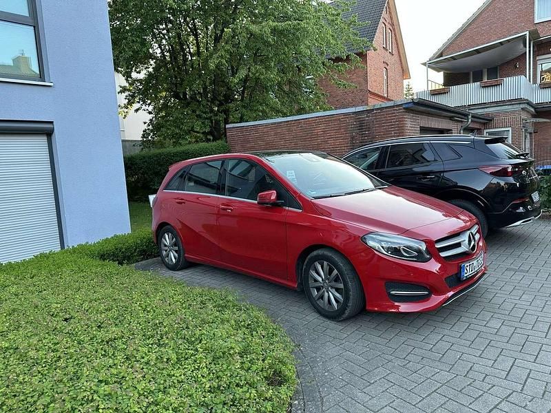 Rot Gebraucht 2017 Mercedes B220 Van / Kleinbus | 16.000 € (Etwas zu teuer) - Bild 1/4