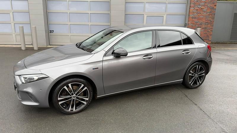 Grau Gebraucht 2020 Mercedes A250 Edition 1 Kleinwagen | 27.500 € (Teuer) - Bild 1/4