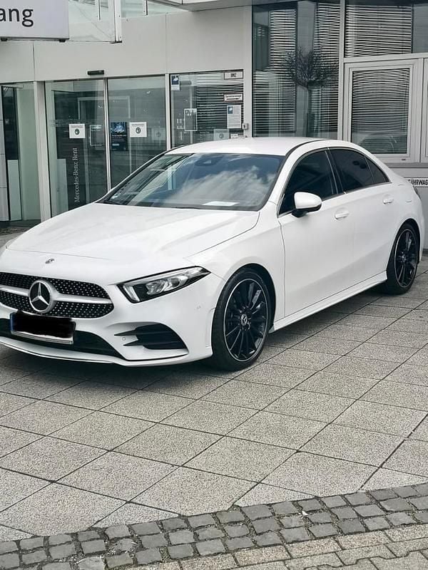 Weiß Gebraucht 2020 Mercedes A250 AMG line Limousine | 29.500 € - Bild 1/4