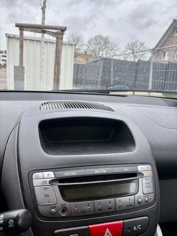 Gebraucht Toyota Aygo 68 PS (50 kW) 2010 Weiß Kleinwagen