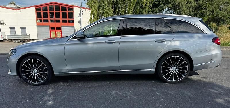 Gebraucht Mercedes E220 Edition 194 PS (142 kW) 2016 Grau Kombi