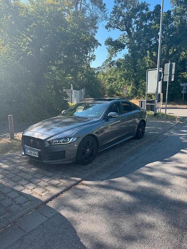 Grau Gebraucht 2016 Jaguar XE R-Sport Limousine | 12.000 € (Etwas zu teuer) - Bild 1/4