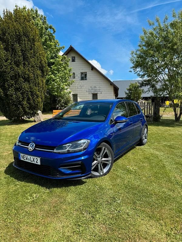 Blau Gebraucht 2018 VW Golf VII R-line Kleinwagen | 13.999 € (Fairer Preis) - Bild 1/4