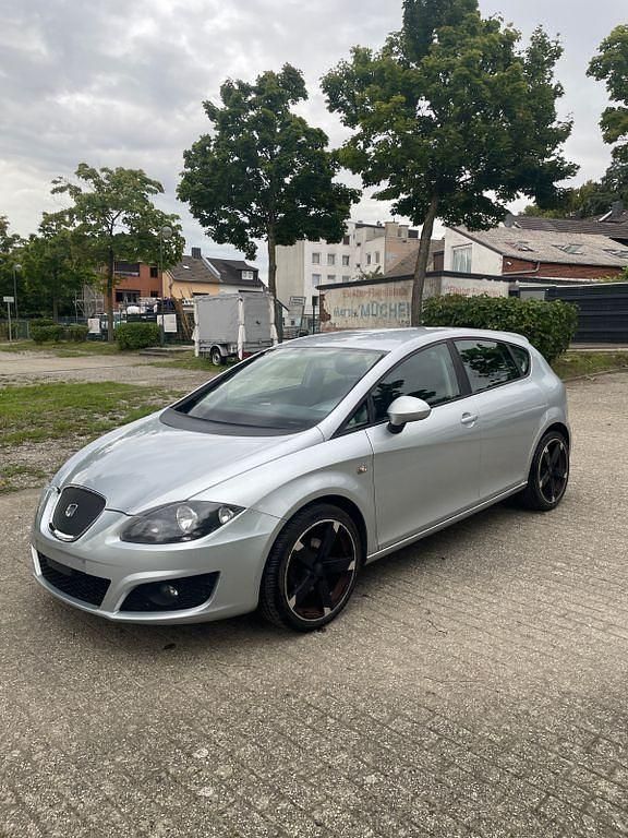 Silber Gebraucht 2011 Seat Leon Reference Limousine | 1.690 € - Bild 1/4