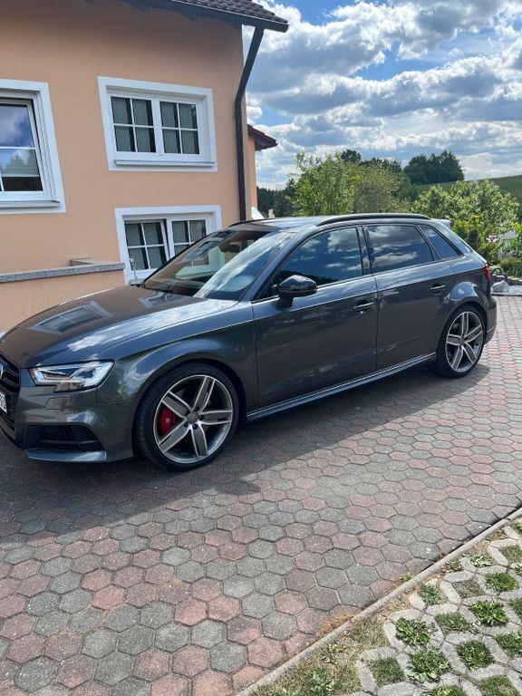 Grau Gebraucht 2019 Audi S3 Sport Limousine | 31.000 € (Guter Preis) - Bild 1/4