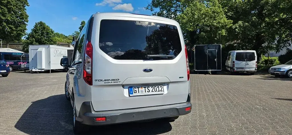 Gebraucht Ford Tourneo Connect Ambiente 150 PS (110 kW) 2015 Silber Van / Kleinbus