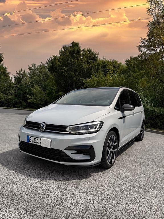 Weiß Gebraucht 2018 VW Touran Highline Van / Kleinbus | 20.950 € (Guter Preis) - Bild 1/4