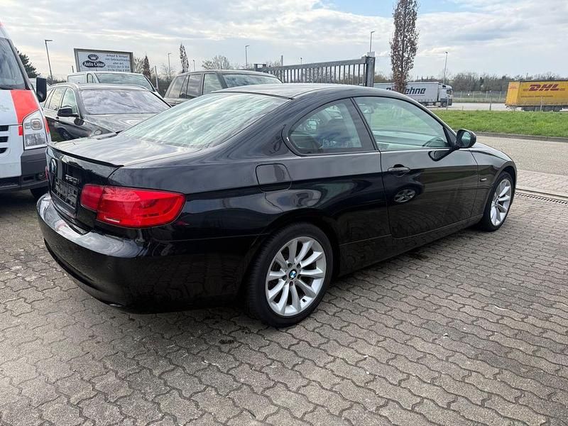Gebraucht BMW 320 Sport Line 170 PS (125 kW) 2012 Schwarz Coupé