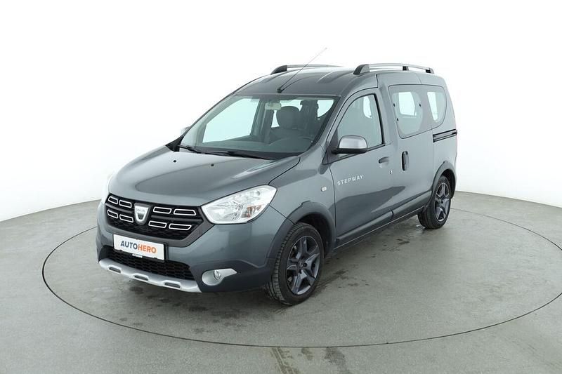 Grau Gebraucht 2017 Dacia Dokker Celebration Van | 12.280 € (Etwas zu teuer) - Bild 1/3