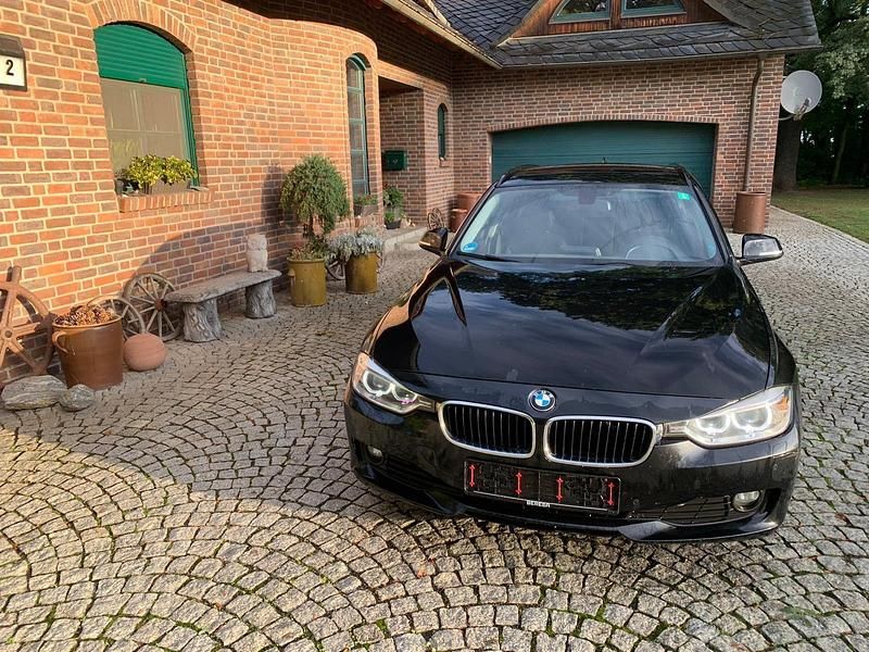 Gebraucht BMW 318 Comfort Edition 143 PS (105 kW) 2014 Schwarz Kombi