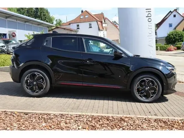 Neu Alfa Romeo Junior 145 PS (106 kW) 2026 Nero tortona (schwarz) SUV