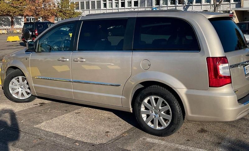 Gebraucht Chrysler Town & Country 287 PS (211 kW) 2016 Braun Van / Kleinbus