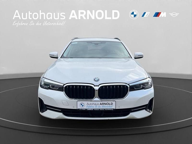 Gebraucht BMW 530e Sport Line 184 PS (135 kW) 2022 Mineralweiß Kombi