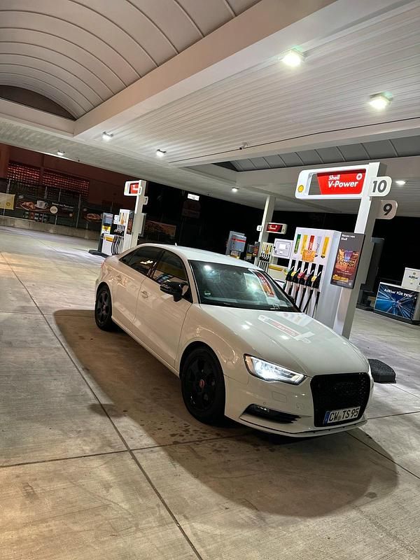 Weiß Gebraucht 2015 Audi A3 Limousine | 15.000 € - Bild 1/4