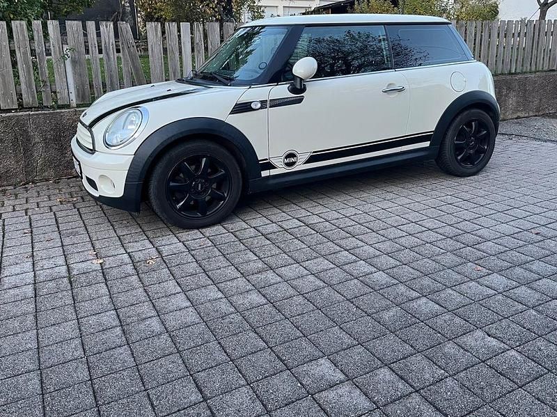 Weiß Gebraucht 2010 Mini ONE Kleinwagen | 6.500 € (Teuer) - Bild 1/4