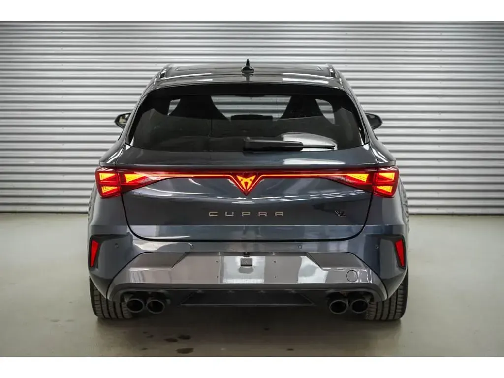 Gebraucht Cupra Leon 333 PS (244 kW) 2025 Magnetic grau metallic (s7) (metallic) Kombi