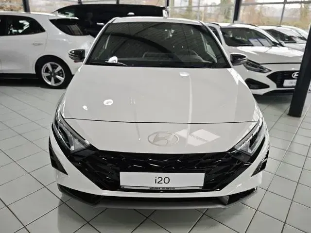 Neu Hyundai i20 Blackline 90 PS (66 kW) 2026 Weiss Kleinwagen
