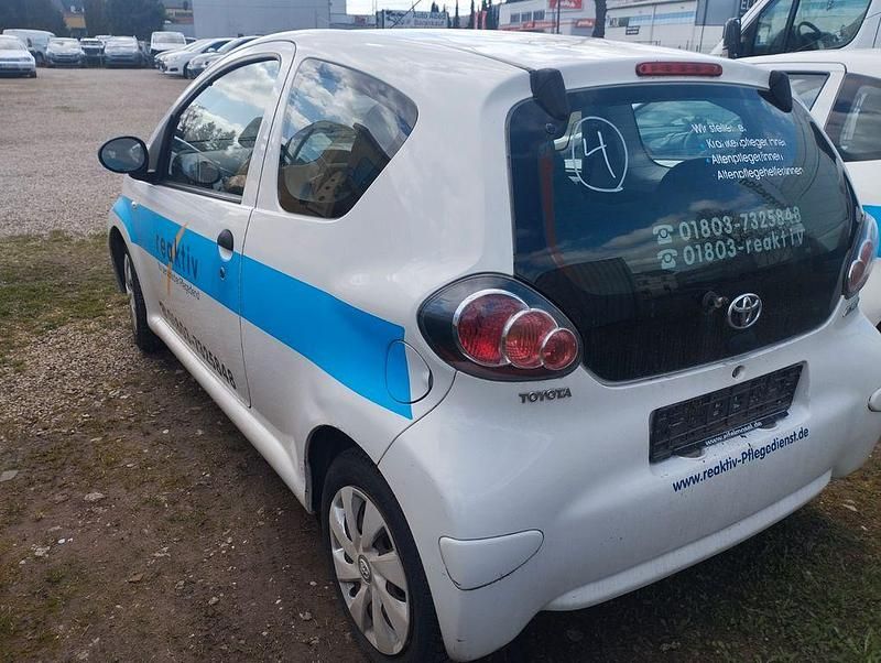 Gebraucht Toyota Aygo Basis 68 PS (50 kW) 2013 Weiß Kleinwagen
