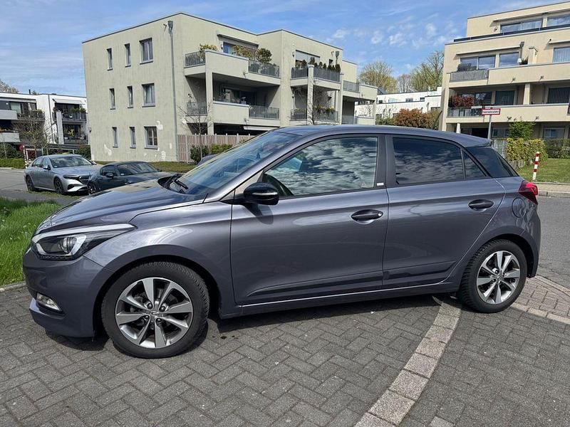 Gebraucht Hyundai i20 Passion 84 PS (61 kW) 2018 Grau Limousine