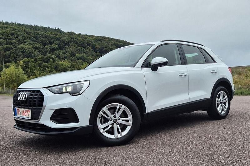 Gletscherweiss (metallic) Gebraucht 2022 Audi Q3 Basis SUV | 28.770 € (Superpreis) - Bild 1/4