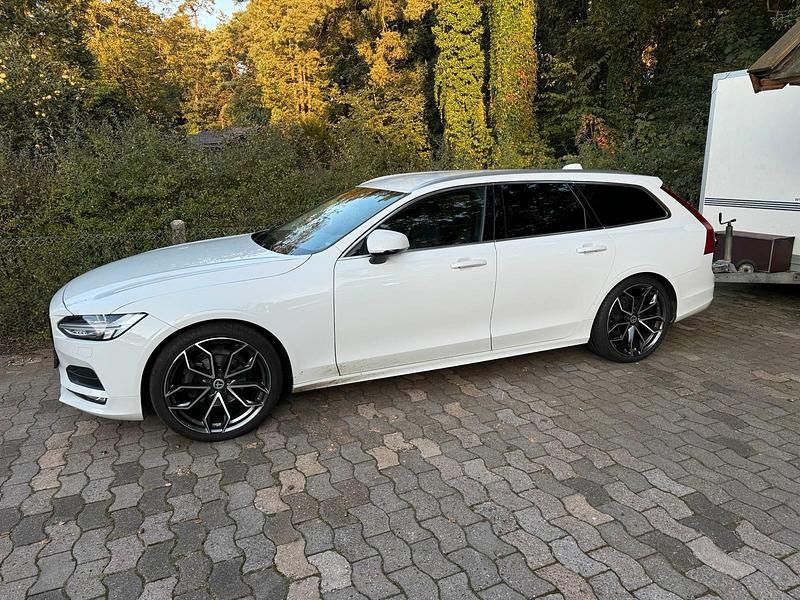 Gebraucht Volvo V90 Momentum 190 PS (139 kW) 2020 Weiß Kombi