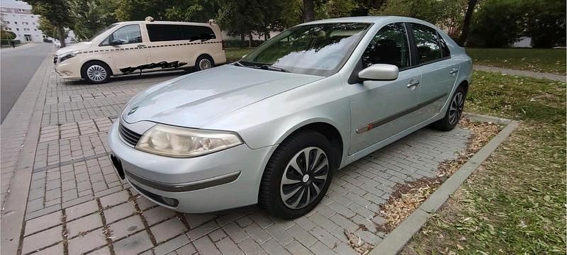 Grau Gebraucht 2003 Renault Laguna II Limousine | 2.500 € (Fairer Preis) - Bild 1/4