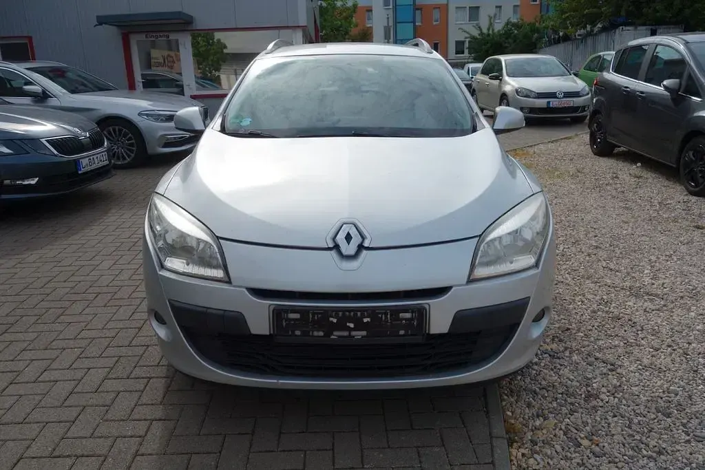 Gebraucht Renault Mégane Expression 106 PS (77 kW) 2010 Silber Limousine