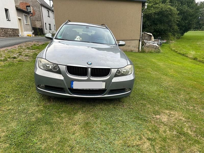 Grau Gebraucht 2008 BMW 318 Kombi | 2.700 € (Guter Preis) - Bild 1/4